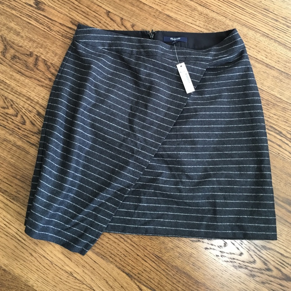 BRAND NEW Madewell pinstripe skirt, size 6.